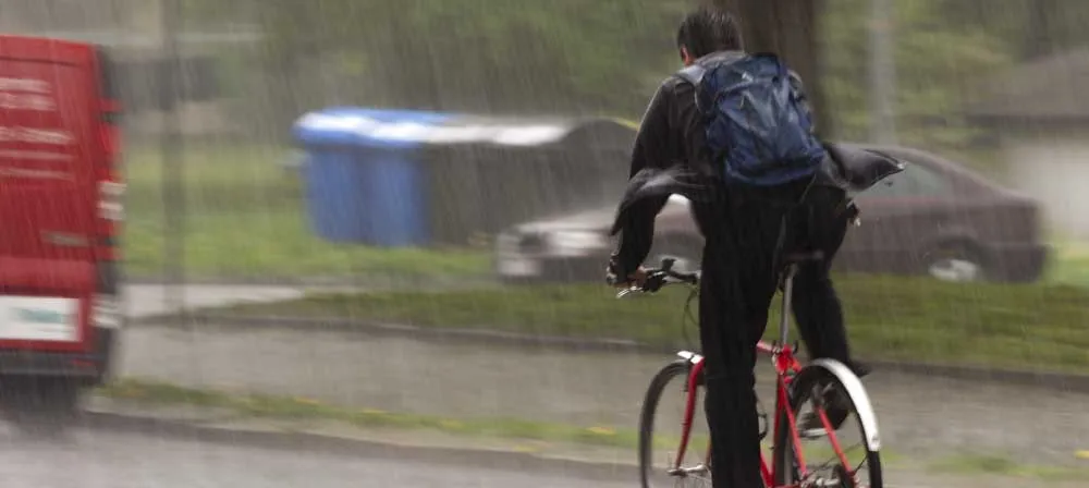 雨に濡れる男性